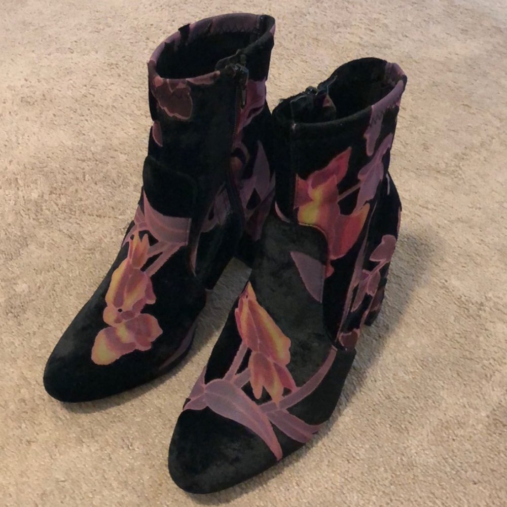 NEW!!  STEVE MADDEN! Velvet Floral Bootie